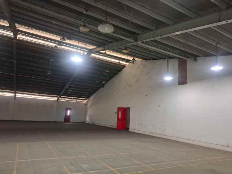 gudang di kawasan industri pulo gadung jakarta timur