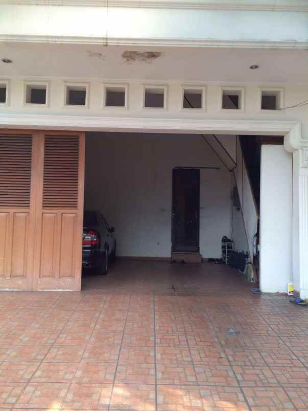jual rumah hook mewah dengan pool di gudang peluru