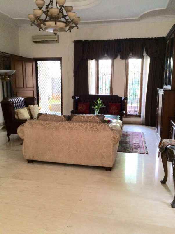 jual rumah hook mewah dengan pool di gudang peluru