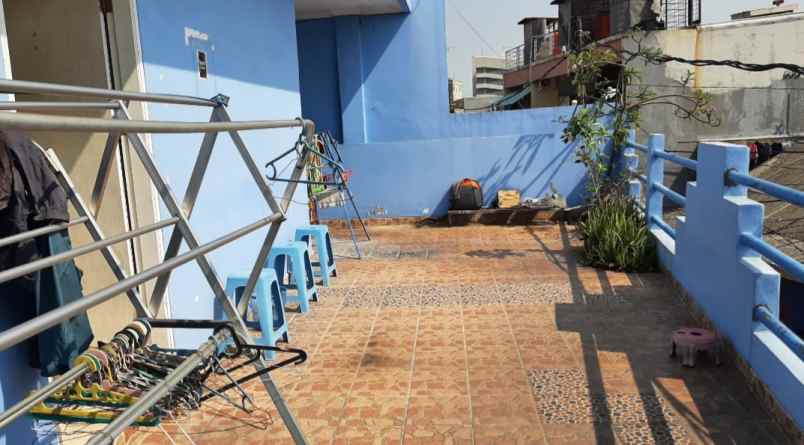 kost biru tomang tinggi strategis nyaman bebas banjir