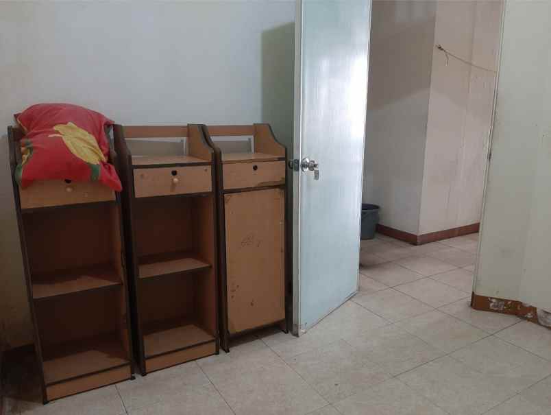 kost biru tomang tinggi strategis nyaman bebas banjir