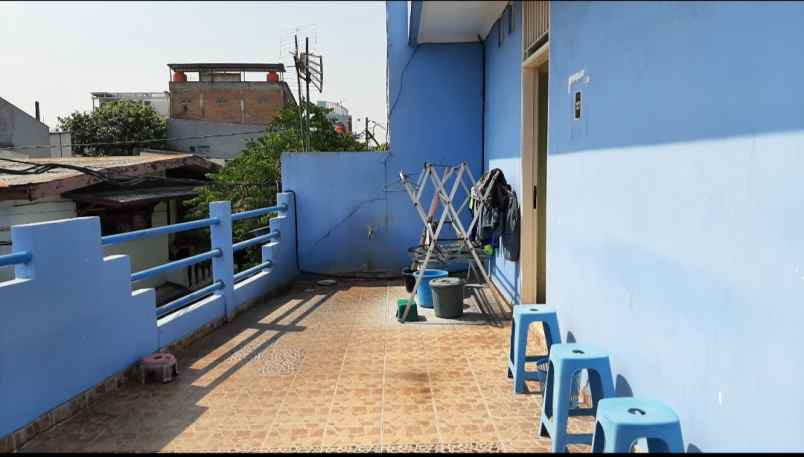 kost biru tomang tinggi strategis nyaman bebas banjir