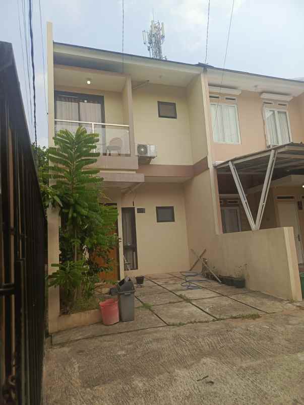 over kredit 75jt rumah 2 lantai di jatiasih bekasi