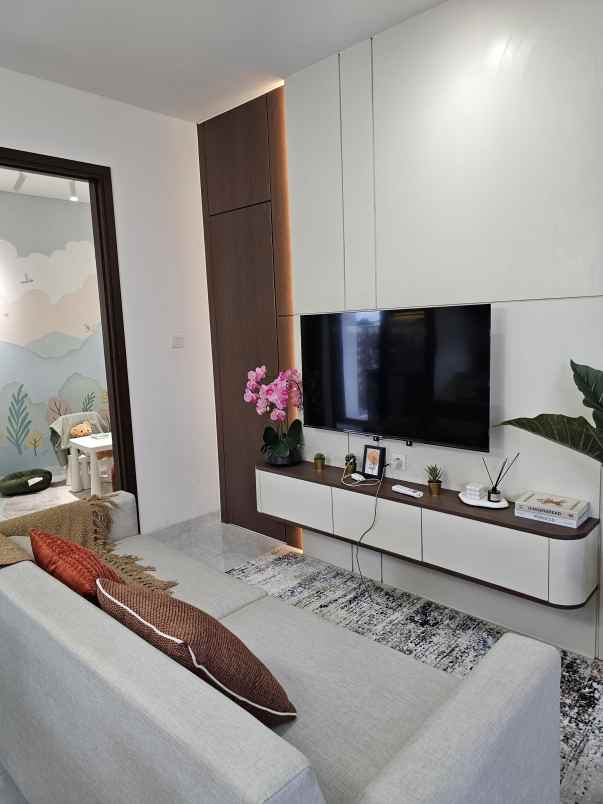 rumah 2 lantai modern 20 menit ke stasiun tangerang 0