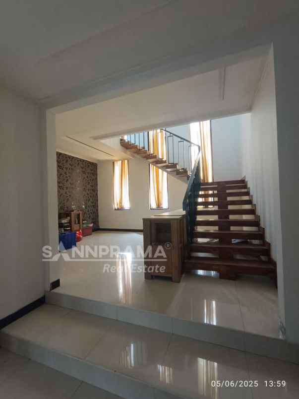 rumah 2 lt dan rooftop di jalan margonda depok