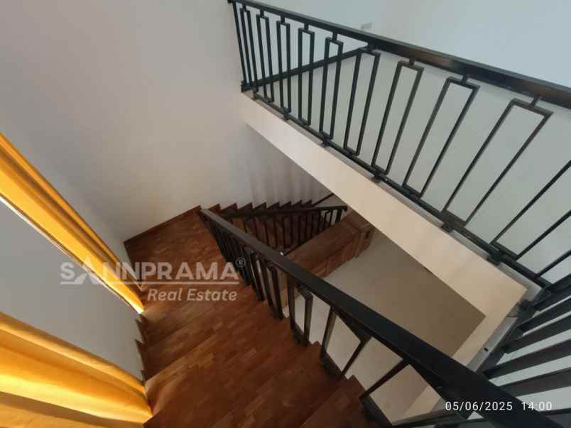 rumah 2 lt dan rooftop di jalan margonda depok