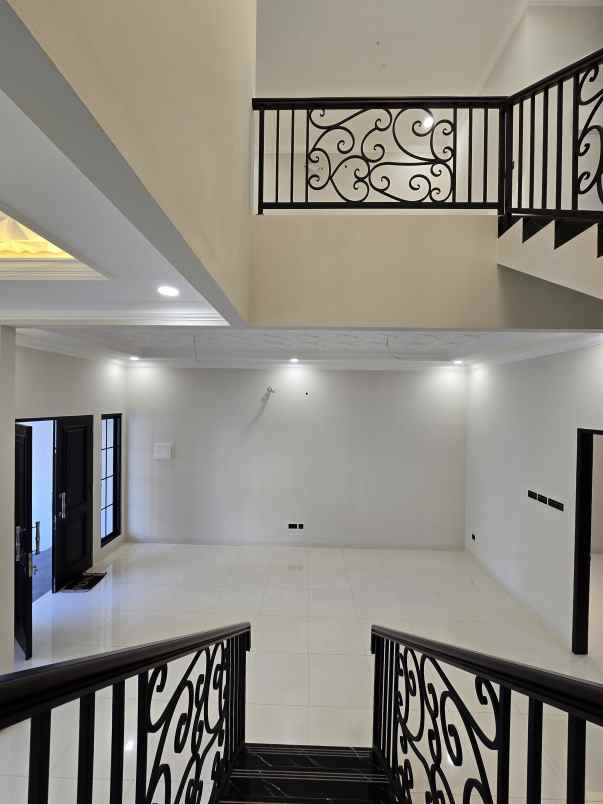 rumah baru design klasik modern di duren sawit jaktim