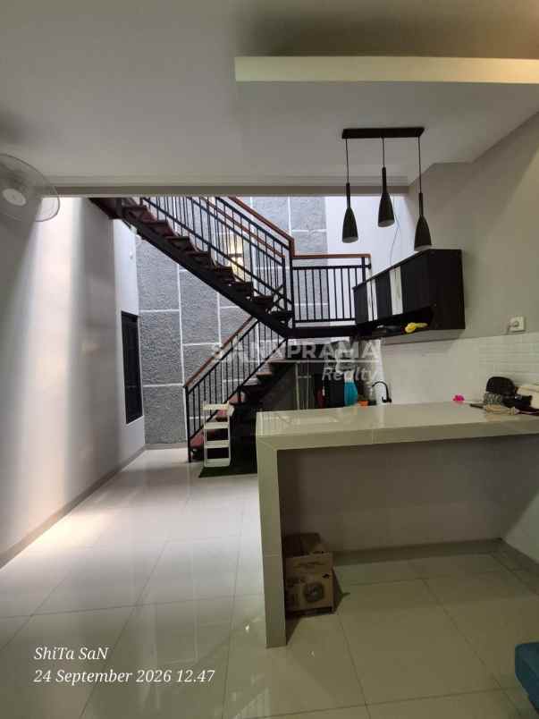 rumah cantik siap huni di pancoran mas akses motor