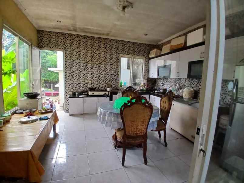 rumah dan buat usaha sangat strategis