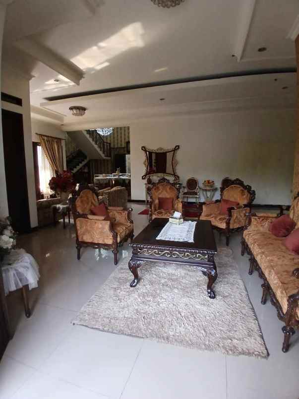 rumah dan buat usaha sangat strategis