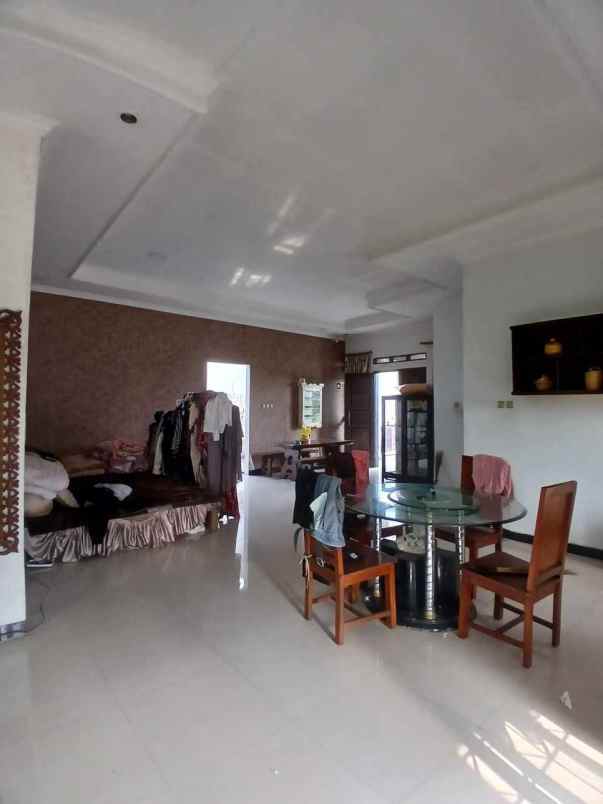 rumah dan buat usaha sangat strategis