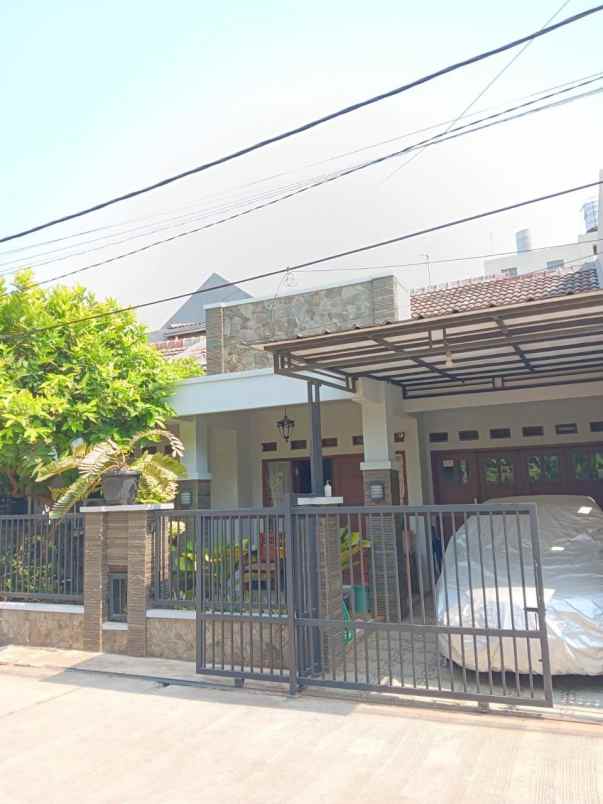 rumah dekat mall di galaxy bekasi selatan