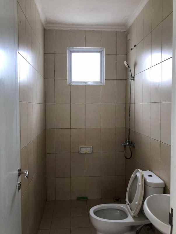 rumah di cluster thames jgc jakarta timur