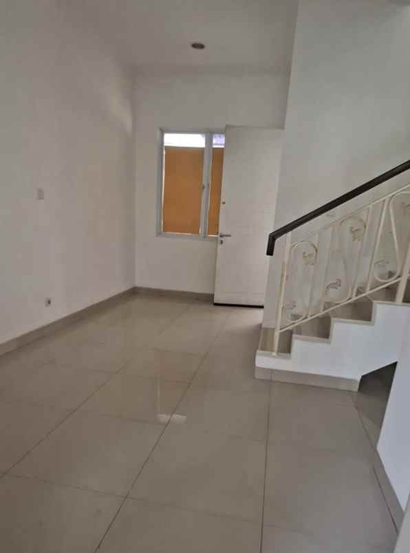 rumah di cluster thames jgc jakarta timur