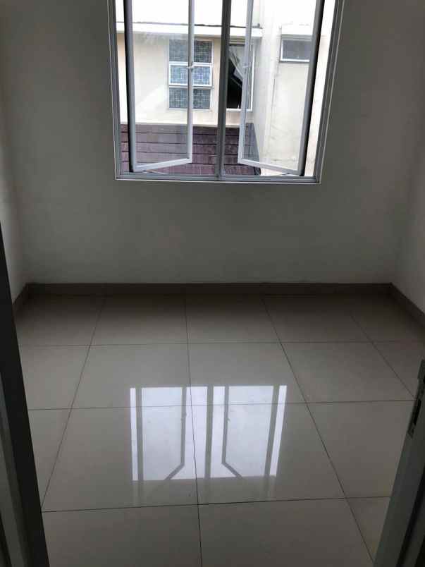 rumah di cluster thames jgc jakarta timur