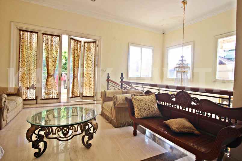 rumah jalan raya tuban