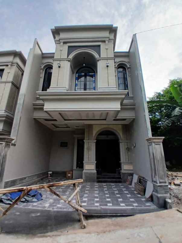 rumah klasik 2 lantai di kalimulya depok