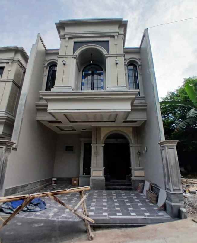 rumah mewah desain klasik 2 lantai di kalimulya depok