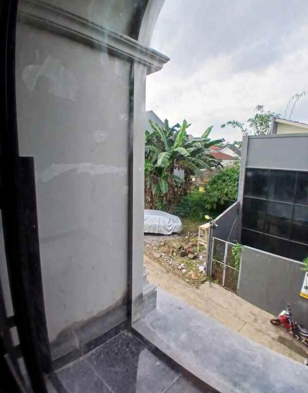 rumah mewah desain klasik 2 lantai di kalimulya depok