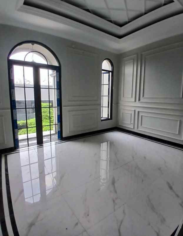 rumah mewah desain klasik 2 lantai di kalimulya depok