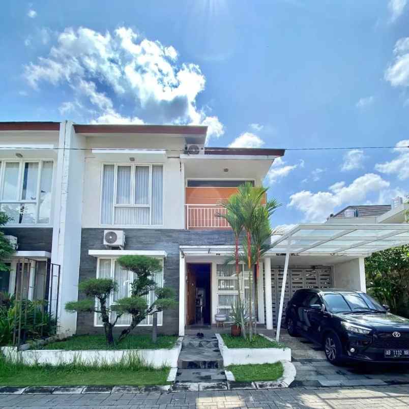 rumah mewah hook 2 lantai 10 menit ke kampus ugm
