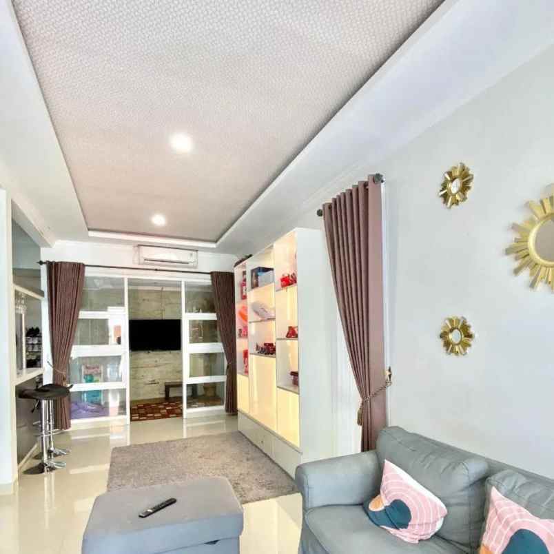 rumah mewah hook 2 lantai 10 menit ke kampus ugm