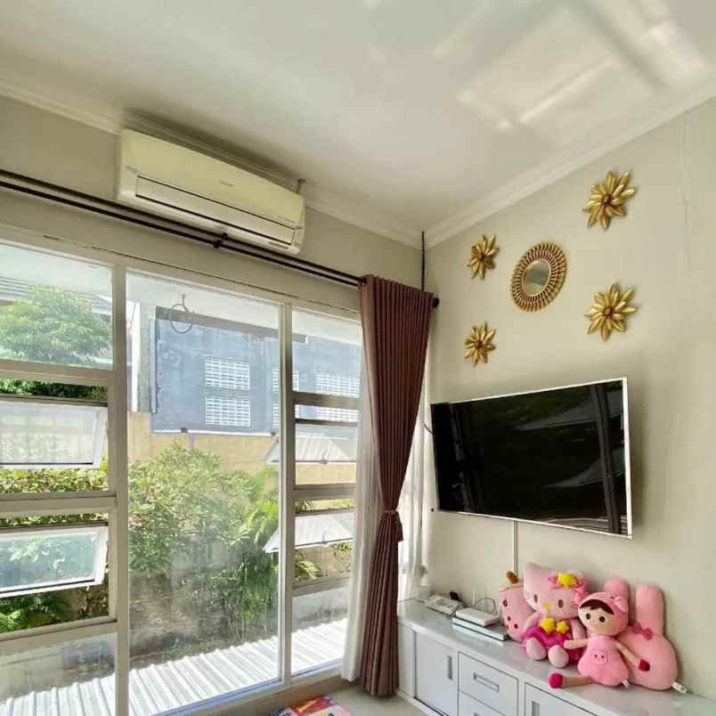 rumah mewah hook 2 lantai 10 menit ke kampus ugm