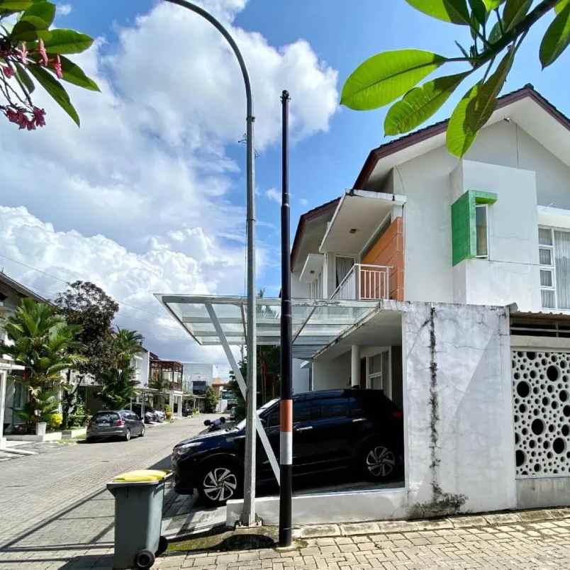 rumah mewah hook 2 lantai 10 menit ke kampus ugm