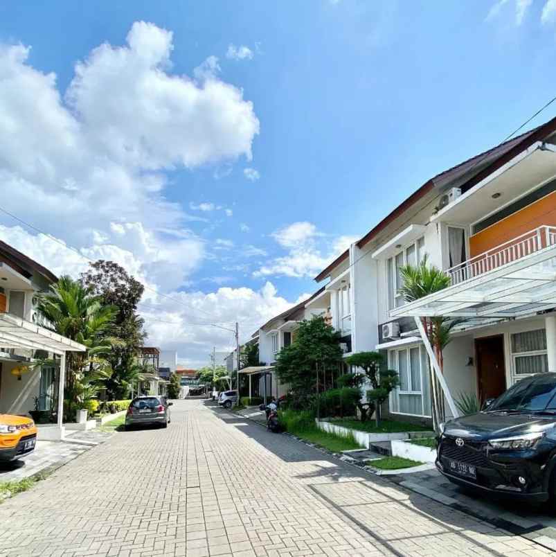 rumah mewah hook 2 lantai 10 menit ke kampus ugm