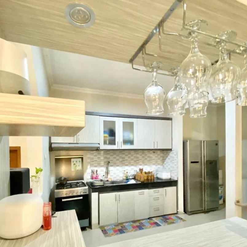 rumah mewah hook 2 lantai 10 menit ke kampus ugm