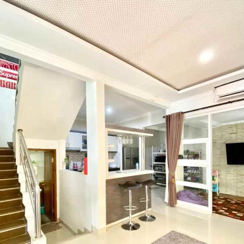 rumah mewah hook 2 lantai 10 menit ke kampus ugm