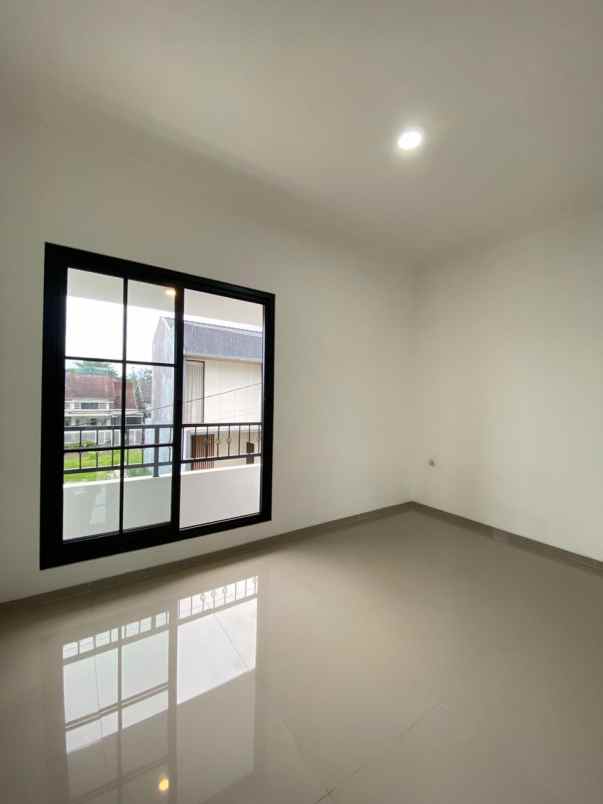 rumah mewah siap huni lokasi 5 menit dari bns