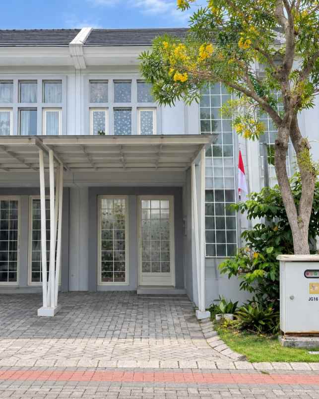 rumah queensland grand pakuwon siap huni carport