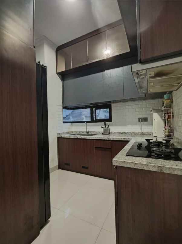 rumah second bergaya bali modern di cilangkap jaktim