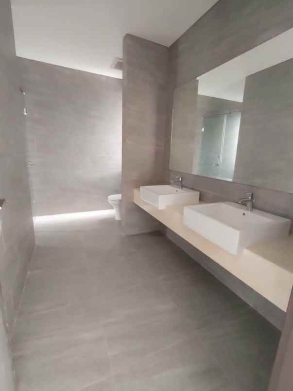 rumah serenia hills lebak bulus