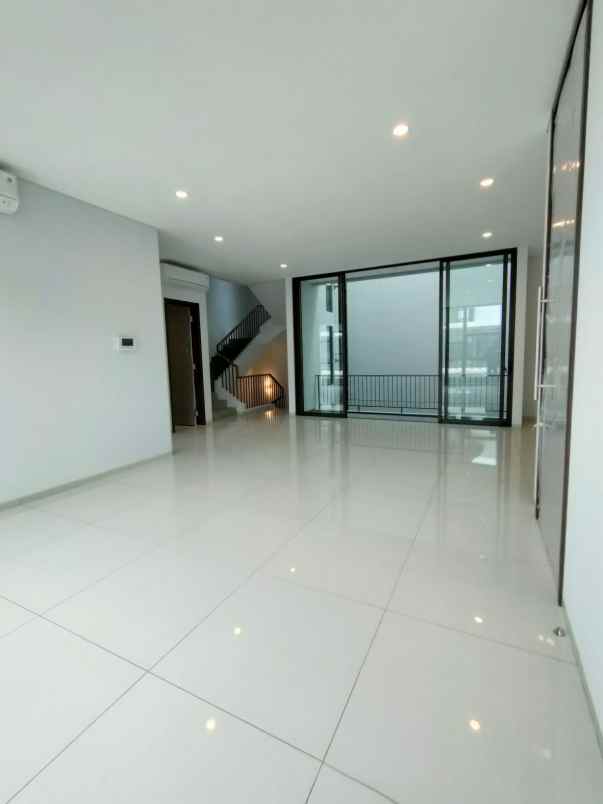 rumah serenia hills lebak bulus