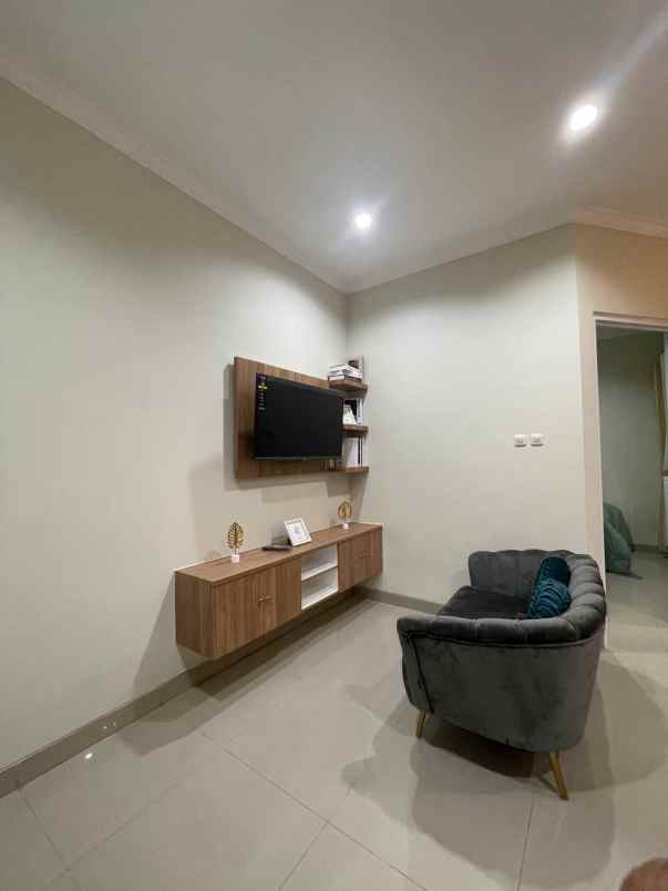 rumah siap huni 2 lt eksklusif di tangerang selatan