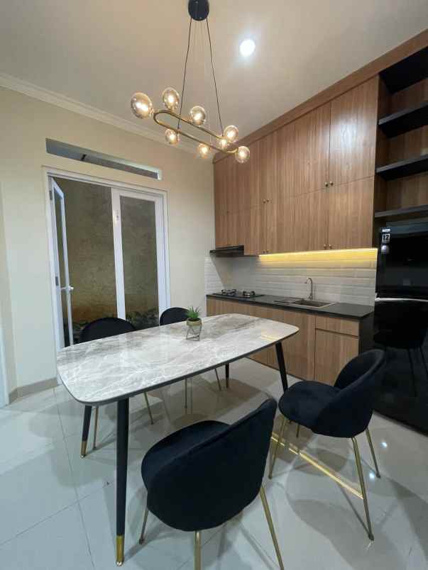 rumah siap huni 2 lt eksklusif di tangerang selatan