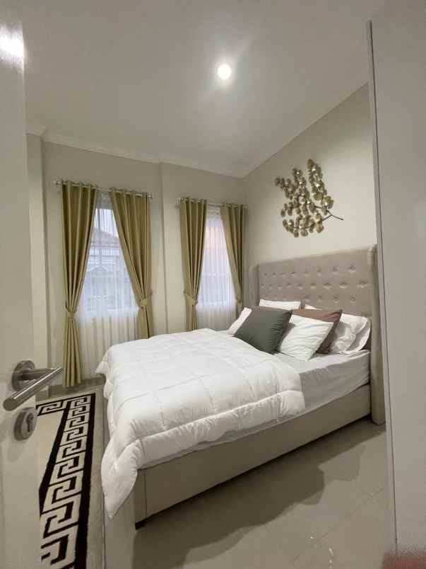 rumah siap huni 2 lt eksklusif di tangerang selatan