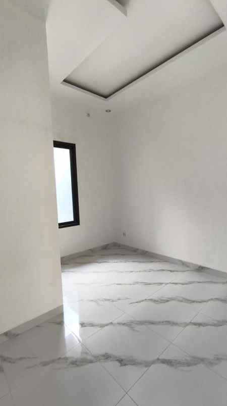 rumah tenggilis surabaya strategis carport