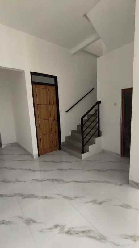 rumah tenggilis surabaya strategis carport