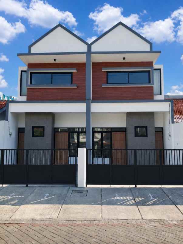 rumah tenggilis surabaya strategis carport