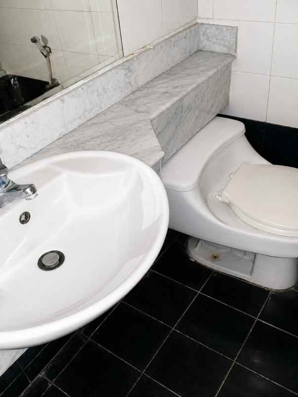 dijual apartemen jl letjen s parman slipi