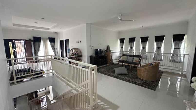 dijual cafe rumah mewah 2 lt tanah luas 1 467m