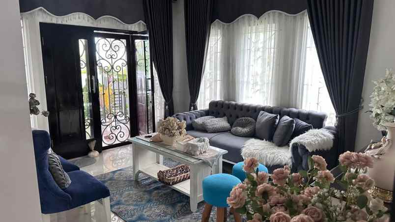 dijual cafe rumah mewah 2 lt tanah luas 1 467m