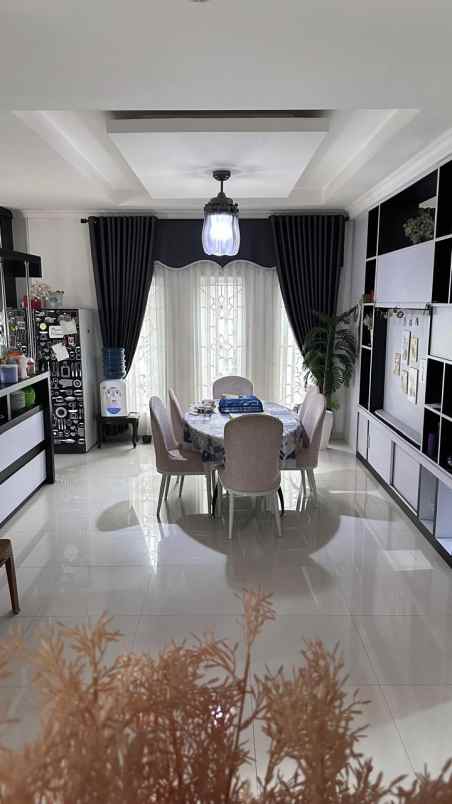 dijual cafe rumah mewah 2 lt tanah luas 1 467m