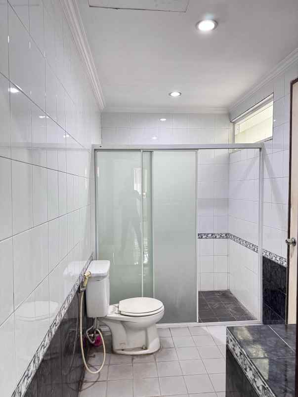 dijual rumah 2 lantai di daan mogot baru jakarta barat