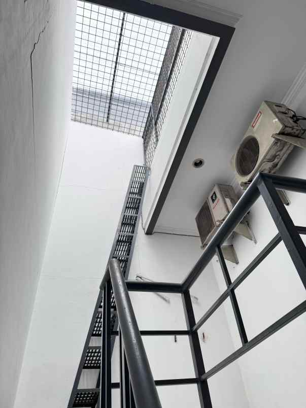 dijual rumah 2 lantai di daan mogot baru jakarta barat