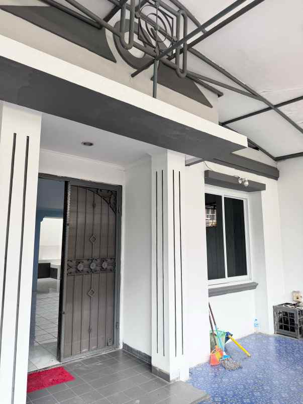 dijual rumah 2 lantai di daan mogot baru jakarta barat