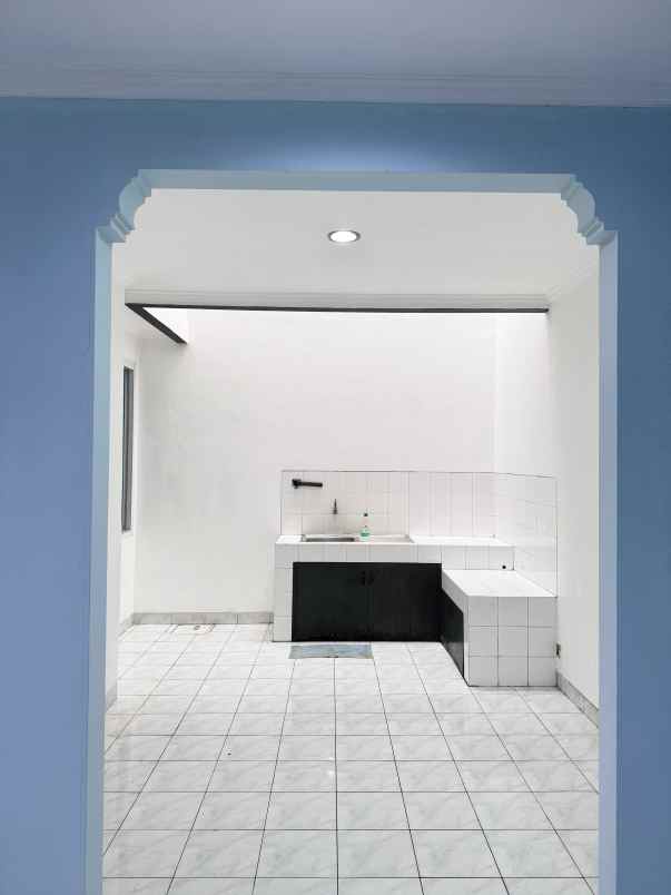 dijual rumah 2 lantai di daan mogot baru jakarta barat